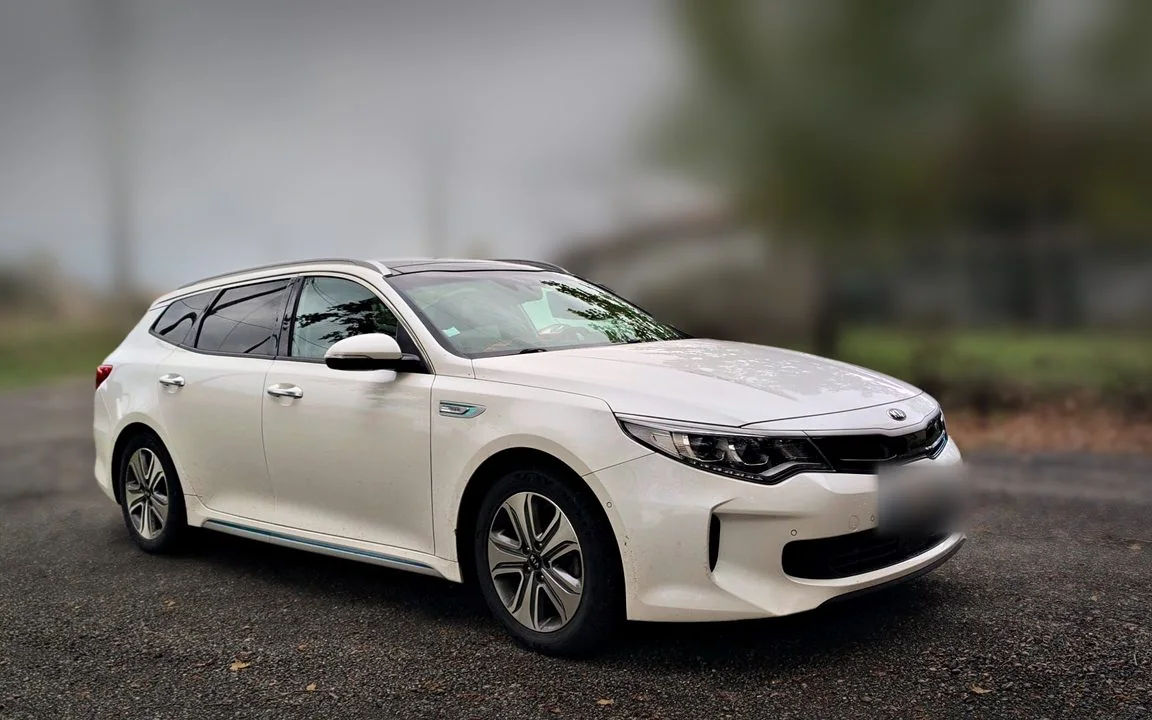 Avant, au dépôt : la Kia de trois quarts avant, carrosserie sale